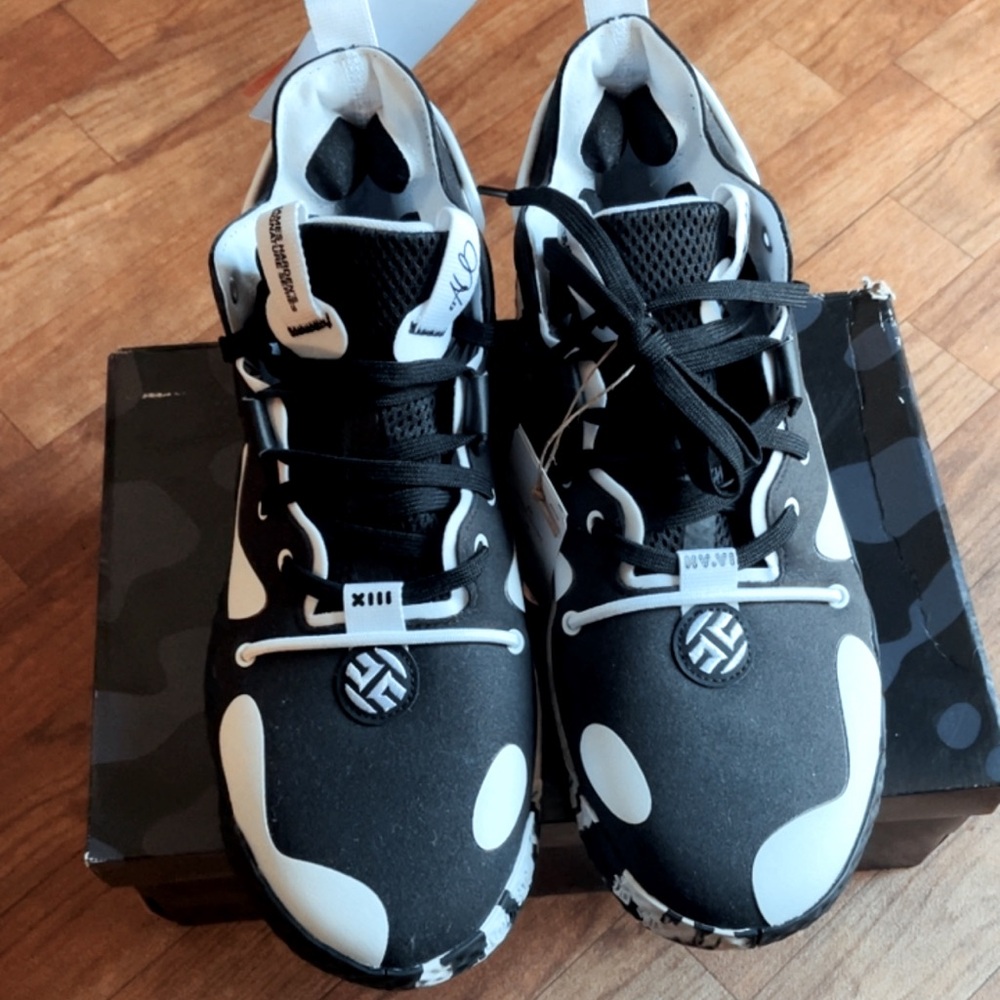 NEW Adidas’s Harden Vol 6 Mens size 10.5 in Black and White